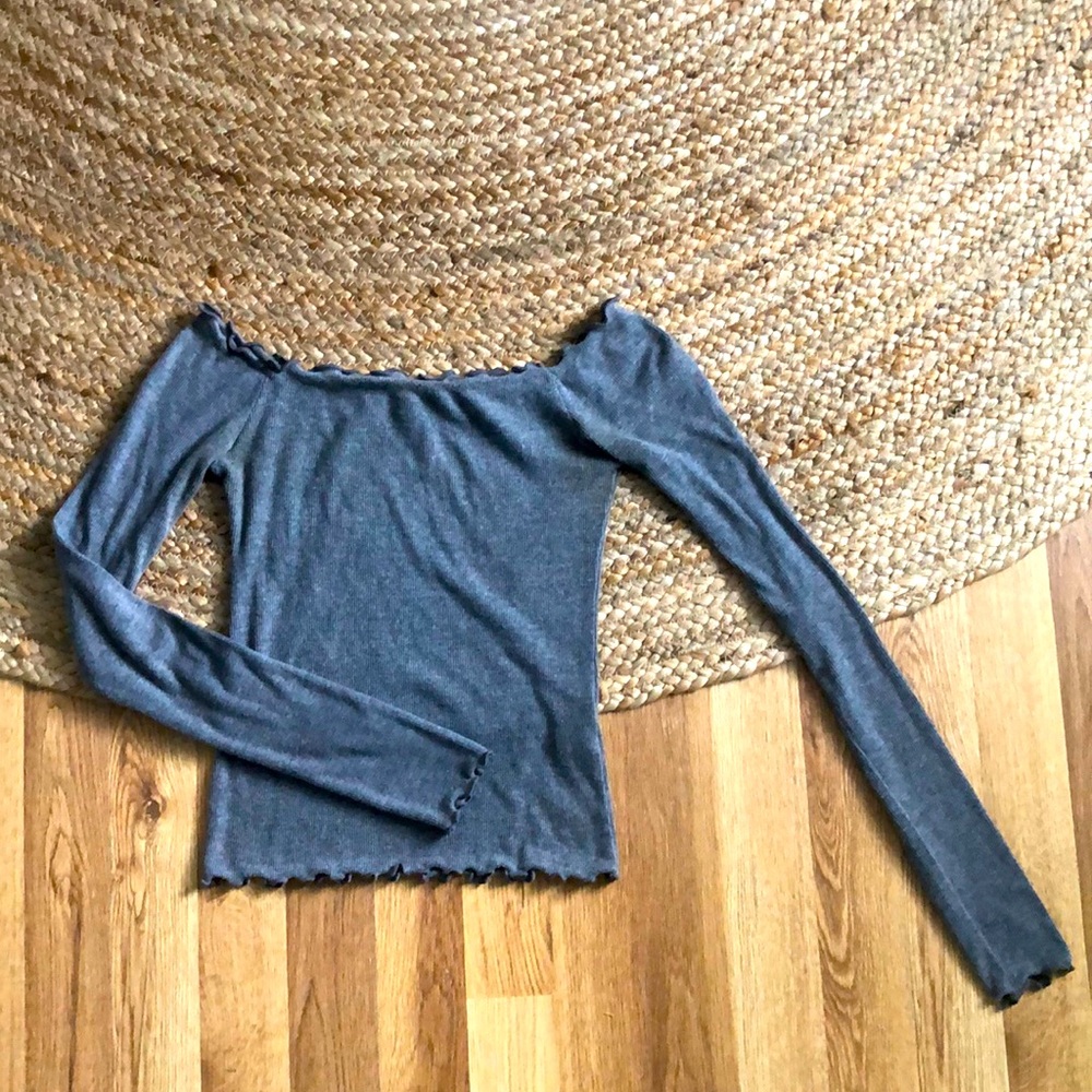 "Chic Comfort: Hollister Off-the-Shoulder Gray Crop Top (Size XS)"